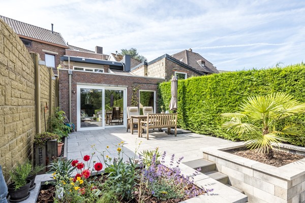 Foto - Verkocht: Unieke karakteristieke instapklare hoekwoning met maar liefst 235 m2 wonen én een vrij uitzicht op het groen in Simpelveld.